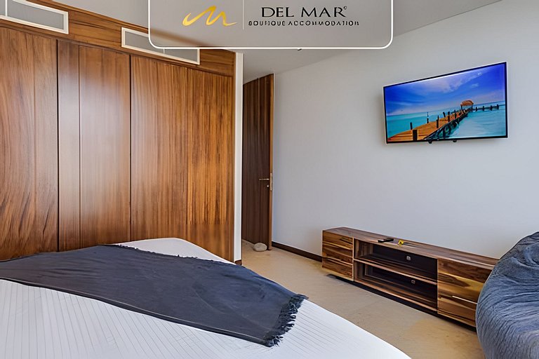 Peninsula 9r by Del Mar
