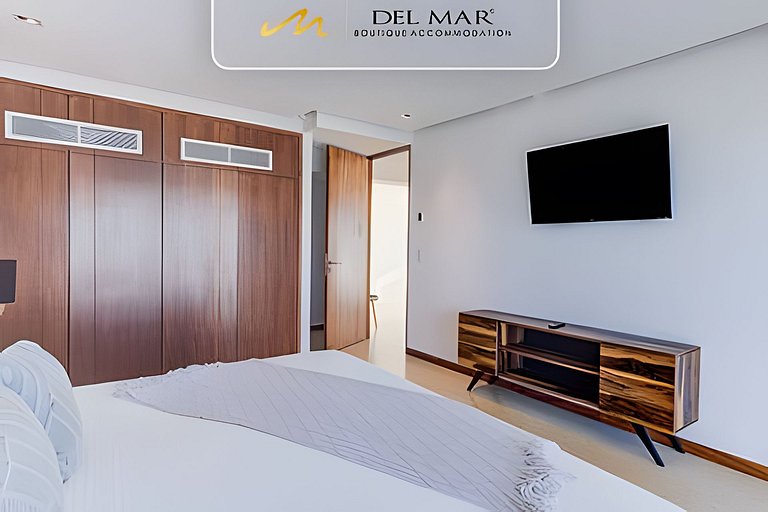 Peninsula 9r by Del Mar