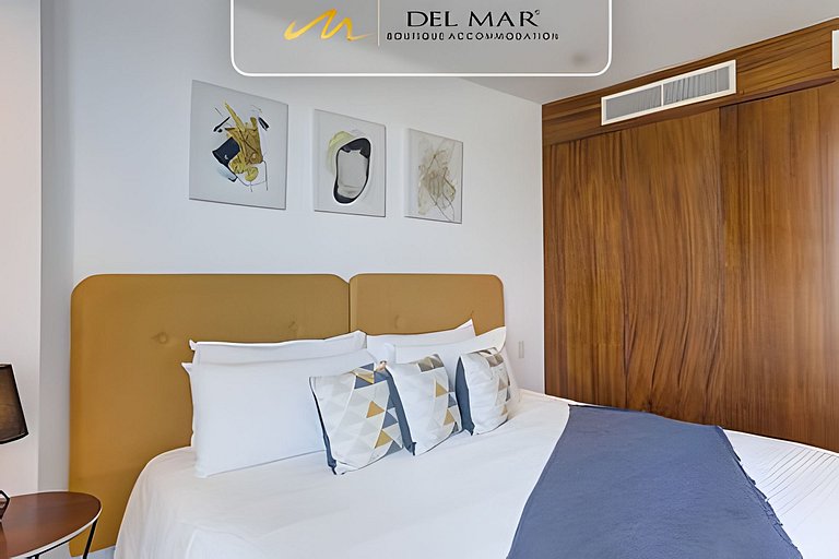 Peninsula 9r by Del Mar